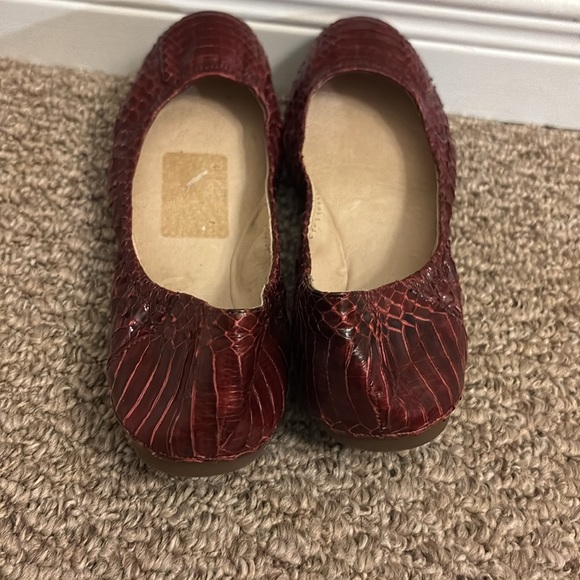 Vince Camuto Elegant Red Snakeskin Pattern Flats Size 8.5 - Picture 2 of 3